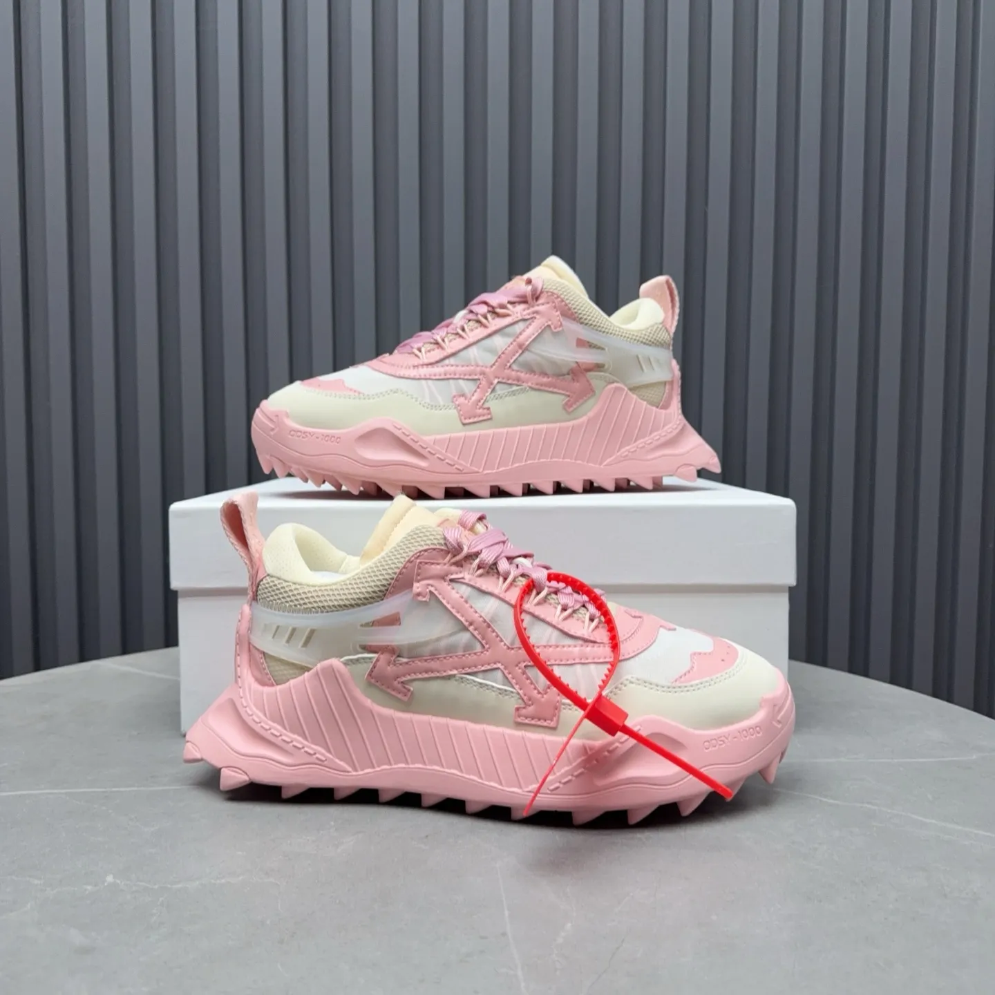 【OFF WHITE】P: 680💰Couple model, Size: Female 35-40; Male 39-44 (customized at 45.46) 2025SS trendy brand OFF WHITE classic popular model, combined outsole, official website original 1:1 developed top-level copy, ️Selected imported high-mercerized matte cowhide splicing breathable mesh ✔️Breathable lining, breathable and comfortable, simple and personalized design, official website rubber outsole.